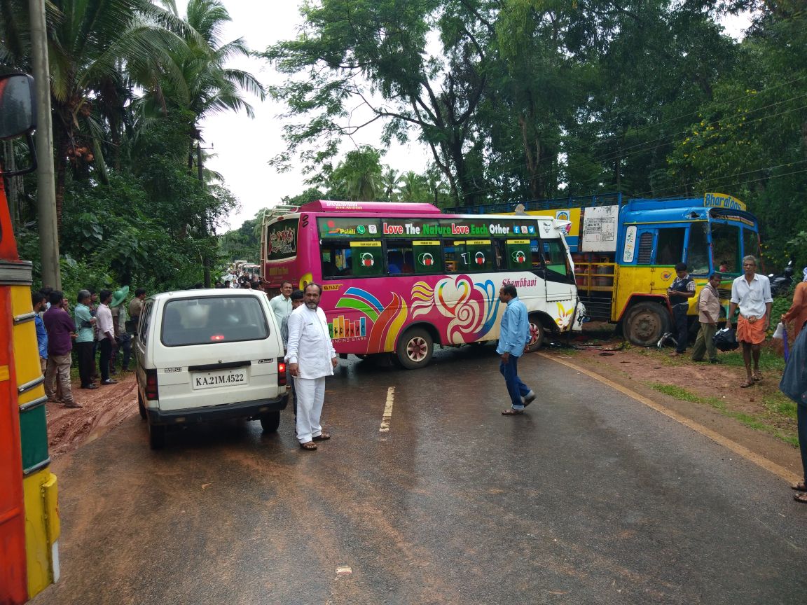 ಕಾವು: ಪೆಸೆಂಜರ್ ಟೆಂಪೊ-ಲಾರಿ ಢಿಕ್ಕಿ; 12 ಮಂದಿಗೆ ಗಾಯ