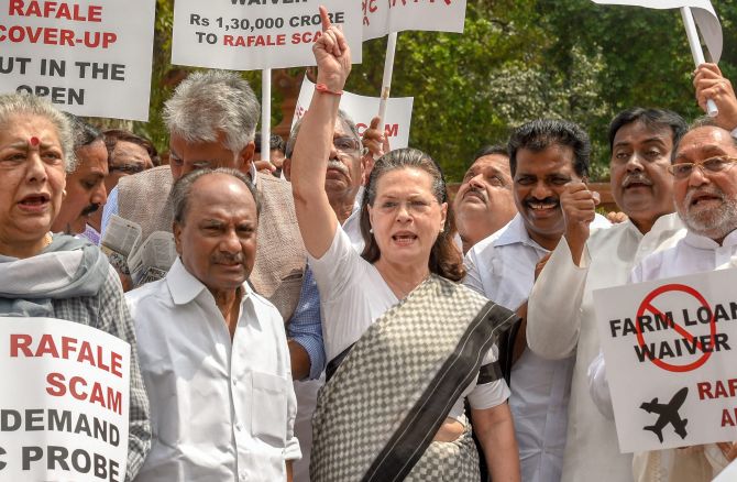 ರಫೇಲ್ ಒಪ್ಪಂದದ ಕುರಿತ ಪ್ರಶ್ನೆಗಳಿಗೆ ಉತ್ತರಿಸಲು ಆಗ್ರಹ: ಸೋನಿಯಾ ನೇತೃತ್ವದಲ್ಲಿ ಸಂಸದರ ಧರಣಿ