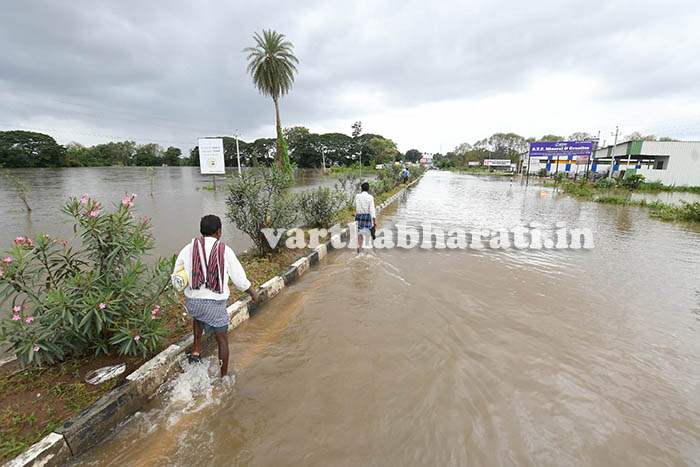 ಉಕ್ಕಿ ಹರಿದ ಕಪಿಲಾ ನದಿ : ಮೈಸೂರು-ನಂಜನಗೂಡು ರಸ್ತೆ ಜಲಾವೃತ