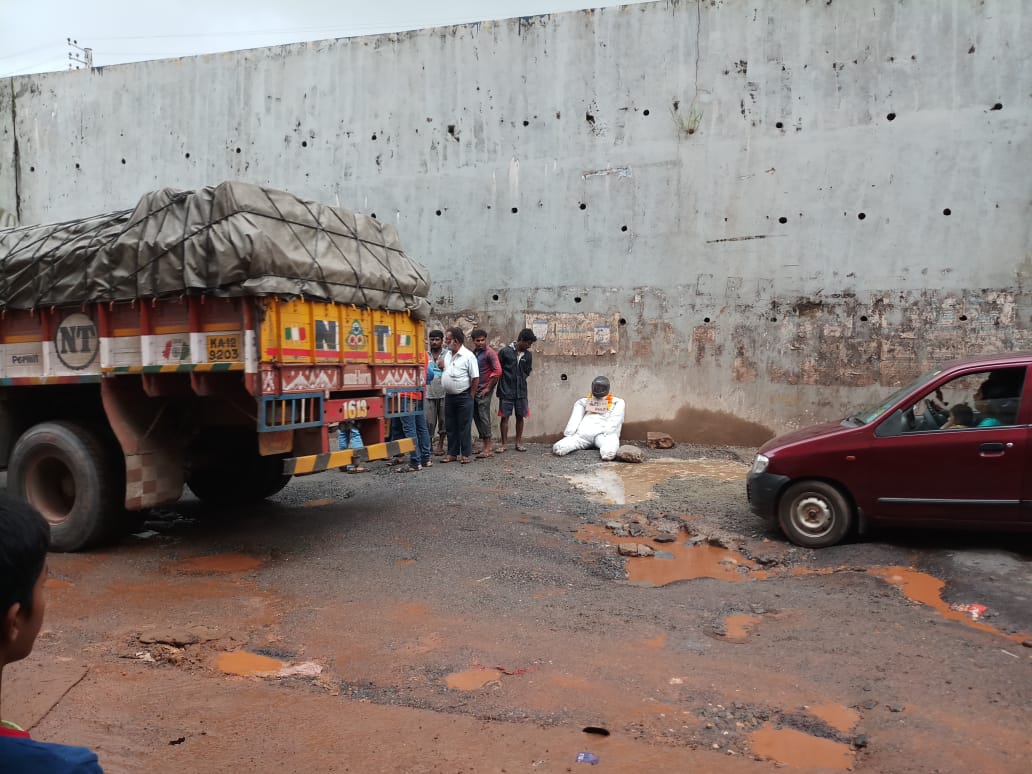 ಬಿ.ಸಿ.ರೋಡ್ ರಸ್ತೆಯಲ್ಲಿ ಹಠಾತಾಗಿ ಪ್ರತ್ಯಕ್ಷವಾದ ಗೊಂಬೆ: ಅರ್ಧ ತಾಸಿಗೂ ಅಧಿಕ ಹೊತ್ತು ವಾಹನದಟ್ಟಣೆ