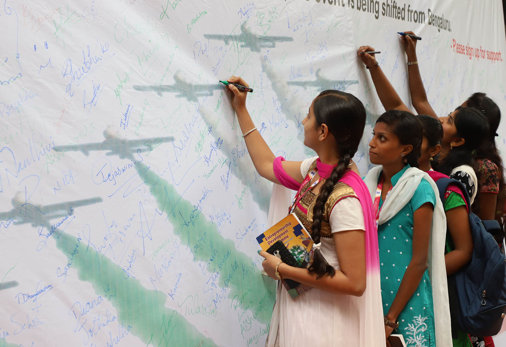 ‘ಏರ್ ಶೋ’ ಸ್ಥಳಾಂತರದ ವಿರುದ್ಧ ಭುಗಿಲೆದ್ದ ಆಕ್ರೋಶ: ವಿದ್ಯಾರ್ಥಿಗಳಿಂದ ಸಹಿ ಸಂಗ್ರಹ