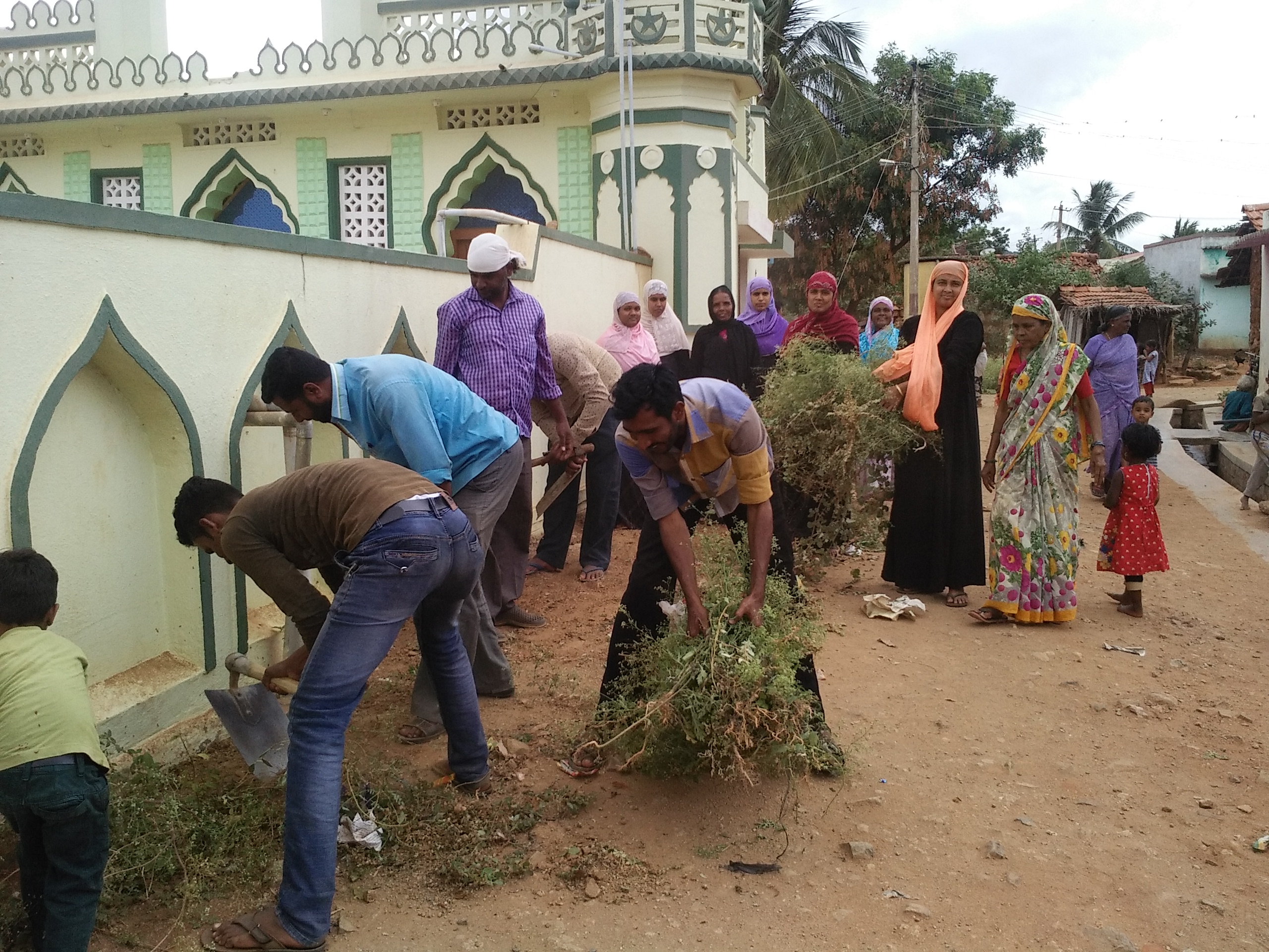 ಹನೂರು: ಧಾರ್ಮಿಕ ಶ್ರದ್ಧಾ ಕೇಂದ್ರಗಳಲ್ಲಿ ಸ್ವಚ್ಛತಾ ಕಾರ್ಯಕ್ರಮ
