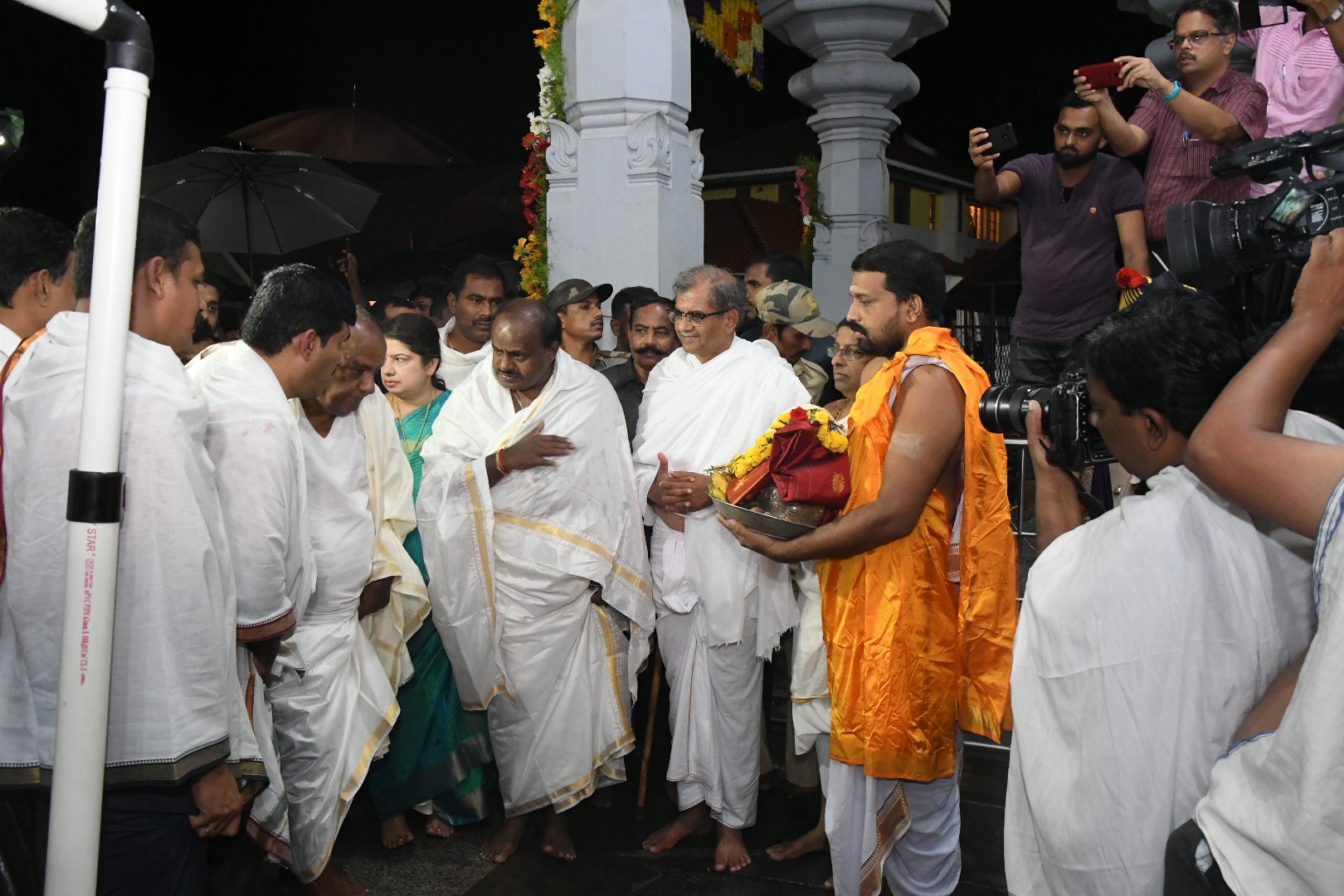 ಸಿಎಂ ಕುಮಾರಸ್ವಾಮಿ ಕುಟುಂಬ ಸಹಿತ ಧರ್ಮಸ್ಥಳ ಭೇಟಿ