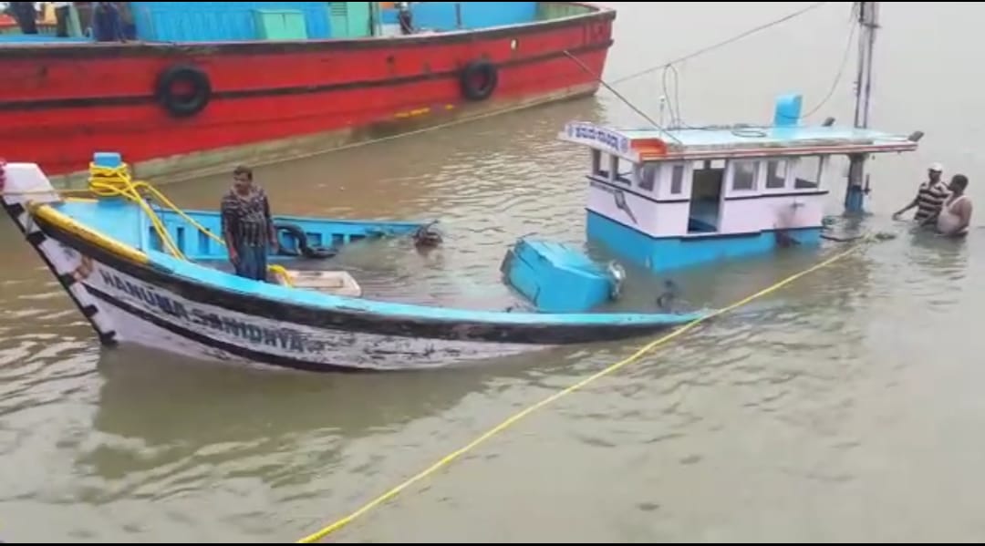ತಾಂತ್ರಿಕ ದೋಷ: ಕೋಡಿಬೆಂಗ್ರೆ ಬಳಿ ಬೋಟು ಮುಳುಗಡೆ