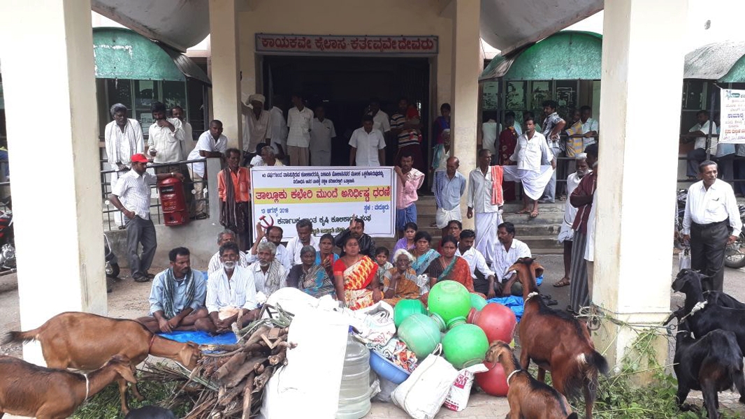 ಮಂಡ್ಯ: ಕೂಲಿಕಾರರ ಒಕ್ಕಲೆಬ್ಬಿಸುವ ಯತ್ನ ಖಂಡಿಸಿ ಪ್ರತಿಭಟನೆ