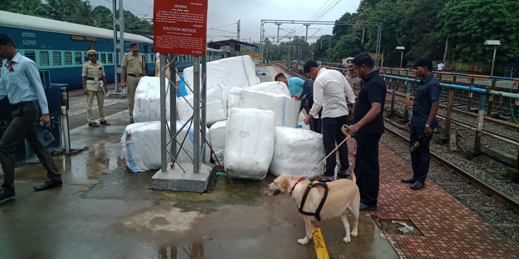 ಸ್ವಾತಂತ್ರೋತ್ಸವ: ಮಂಗಳೂರು ರೈಲು ನಿಲ್ದಾಣದಲ್ಲಿ ತಪಾಸಣೆ