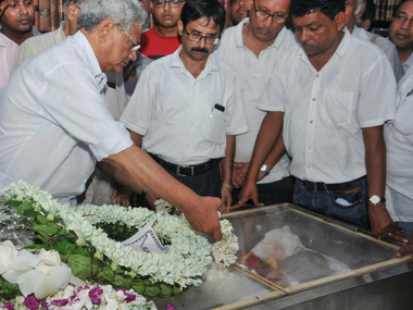 ಫುಟ್ಬಾಲ್ ತಂಡದ ಧ್ವಜವನ್ನು ಹೊದಿಸಿದ್ದ ಸೋಮನಾಥ ಚಟರ್ಜಿ ಮೃತದೇಹ!