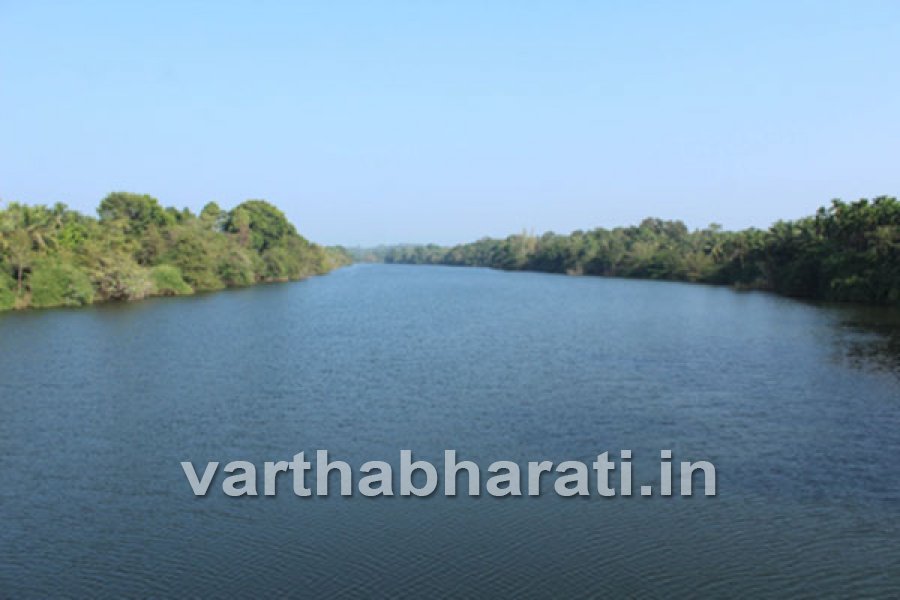 ತುಂಬಿ ಹರಿಯುತ್ತಿರುವ ಸ್ವರ್ಣ ನದಿ: ಹಿರಿಯಡ್ಕದ ಎರಡು ರಸ್ತೆಗಳ ಸಂಚಾರ ಬಂದ್