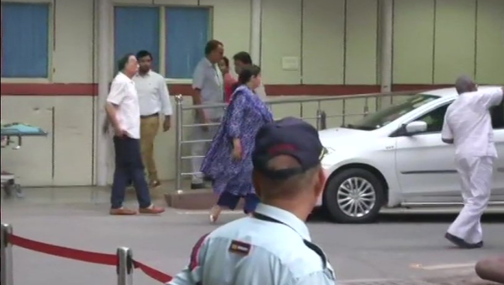 ಪ್ರಧಾನಿ ಮೋದಿ, ಸ್ಮೃತಿ ಇರಾನಿಯಿಂದ ವಾಜಪೇಯಿ ಭೇಟಿ