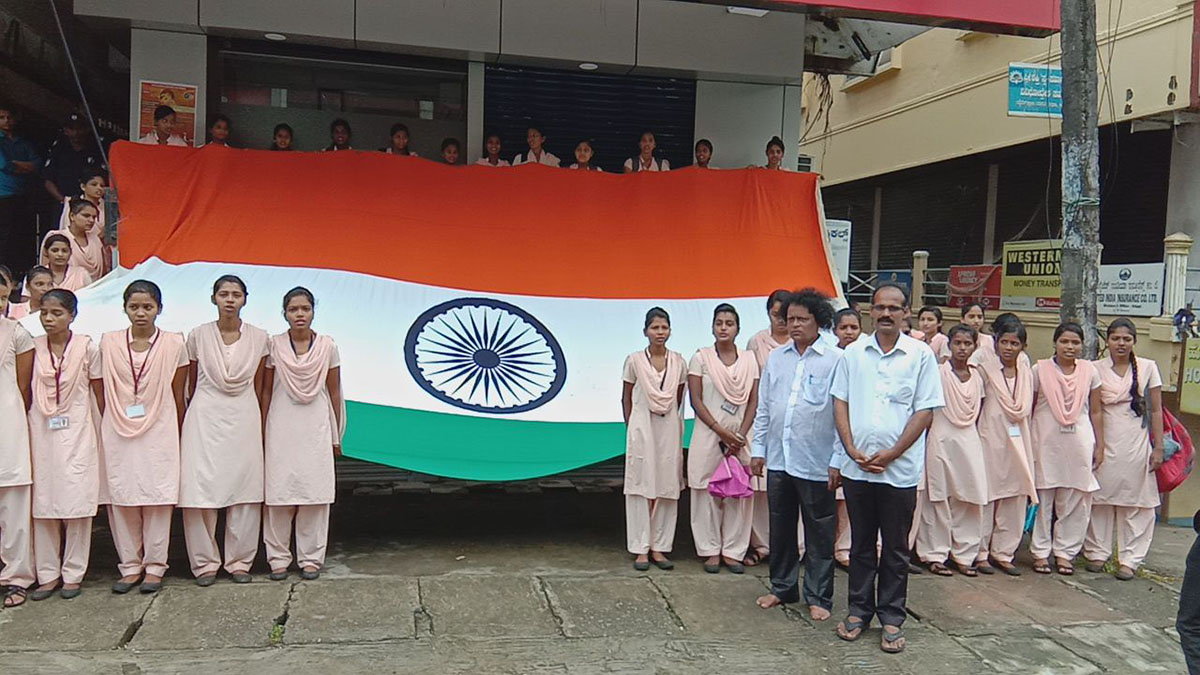 ಸ್ವಾತಂತ್ರೋತ್ಸವ: ಬೃಹತ್ ಗಾತ್ರದ ರಾಷ್ಟ್ರಧ್ವಜ ಪ್ರದರ್ಶನ