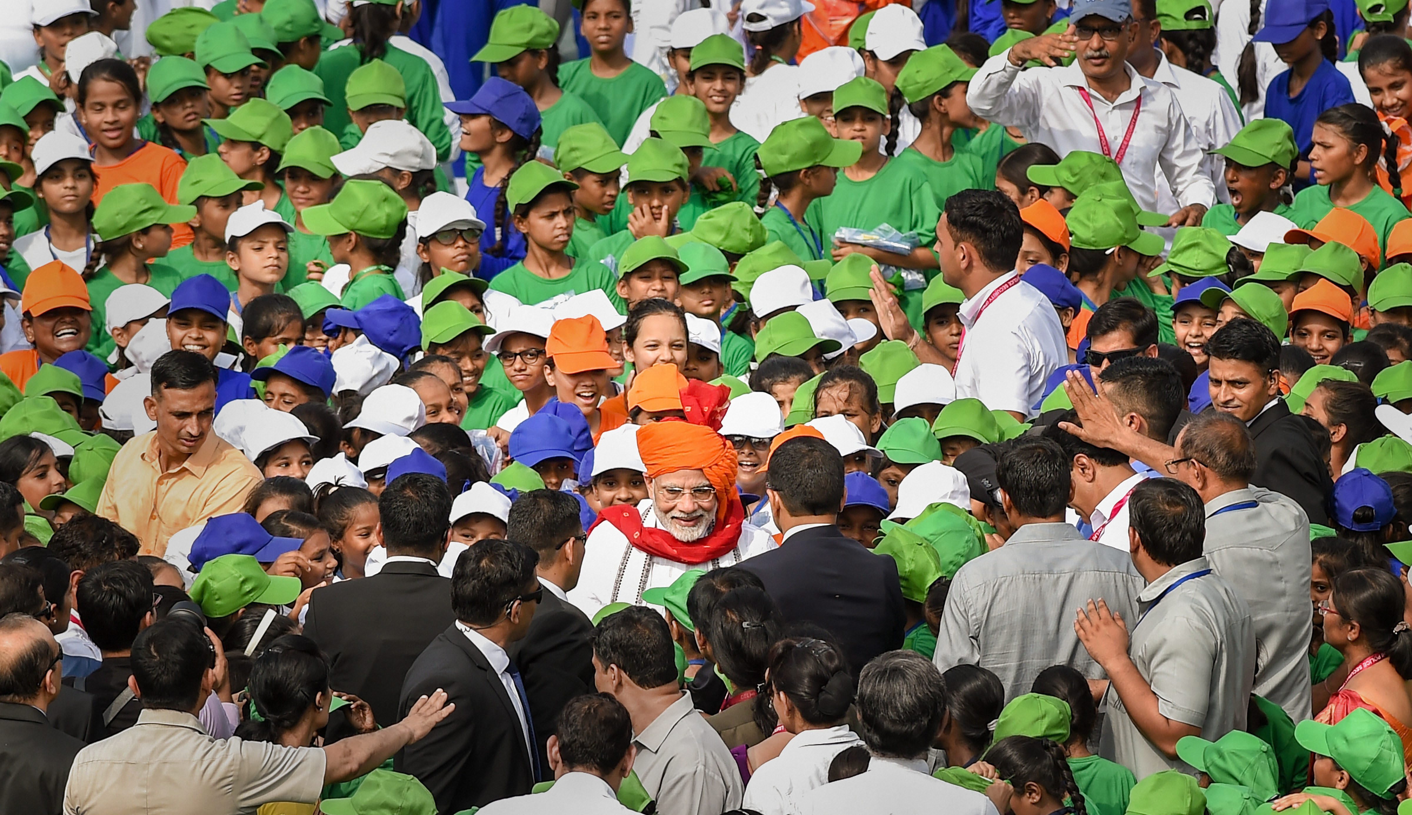 ಶಿಷ್ಟಾಚಾರ ಬದಿಗಿರಿಸಿ ಮಕ್ಕಳನ್ನು ಭೇಟಿಯಾದ ಪ್ರಧಾನಿ