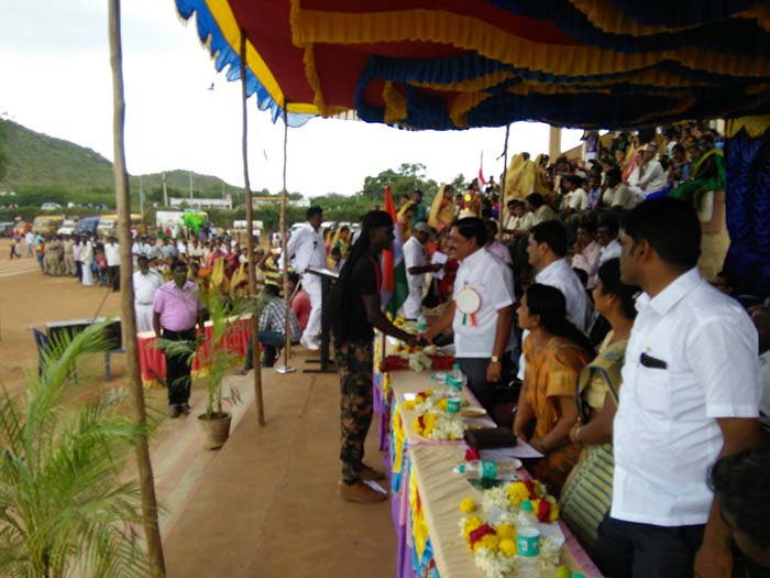 ಹನೂರು: ಮಲೈಮಹದೇಶ್ವರ ಕ್ರೀಡಾಂಗಣದಲ್ಲಿ ಸಂಭ್ರಮದ ಸ್ವಾತಂತ್ರೋತ್ಸವ ಆಚರಣೆ