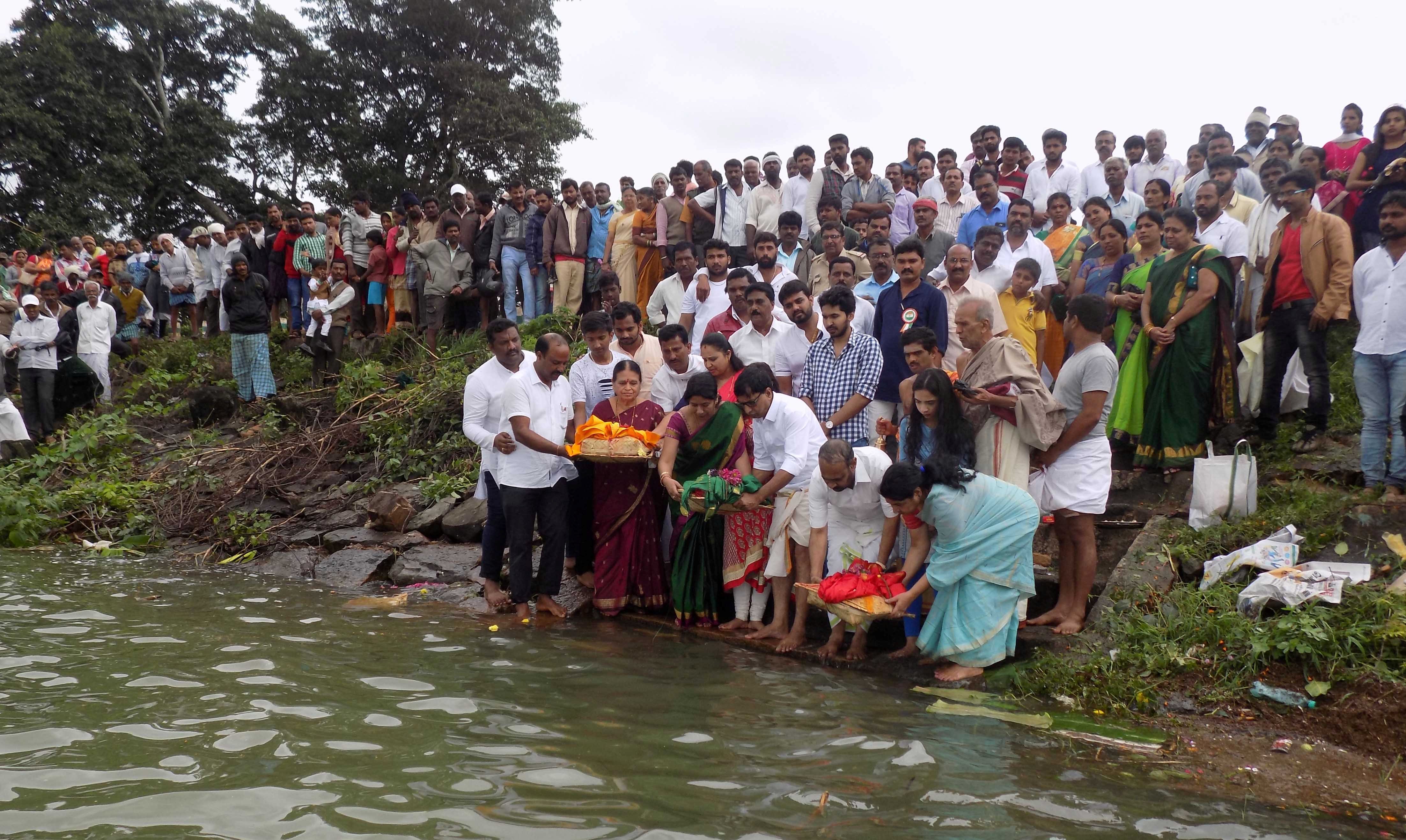 ಚಿಕ್ಕಮಗಳೂರು: ಅಯ್ಯನಕೆರೆಗೆ ಎಮ್ಮೆಲ್ಸಿ ಧರ್ಮೇಗೌಡರಿಂದ ಬಾಗಿನ ಅರ್ಪಣೆ