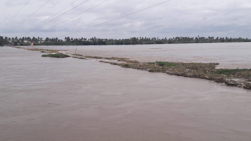 ಗಂಗಾವತಿ: ಮೈತುಂಬಿ ಹರಿಯುತ್ತಿರುವ ತುಂಗಭದ್ರಾ ನದಿ; ಕಂಪ್ಲಿ ಸೇತುವೆ ಮುಳುಗಡೆ