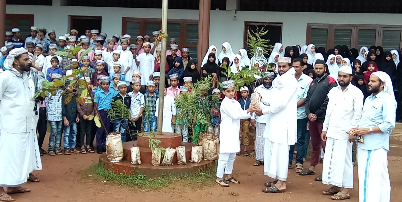 ಸಿದ್ದಾಪುರ: ಸ್ವಾತಂತ್ರ್ಯ ದಿನಾಚರಣೆ ಪ್ರಯುಕ್ತ ವಿದ್ಯಾರ್ಥಿಗಳಿಗೆ ಗಿಡ ವಿತರಣೆ