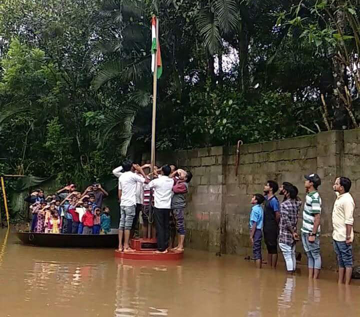 ಮಡಿಕೇರಿ: ಮಹಾಮಳೆಯ ನಡುವೆ ತೆಪ್ಪದ ಮೇಲೆ ನಿಂತುಕೊಂಡೇ ಸ್ವಾತಂತ್ರೋತ್ಸವ ಆಚರಣೆ