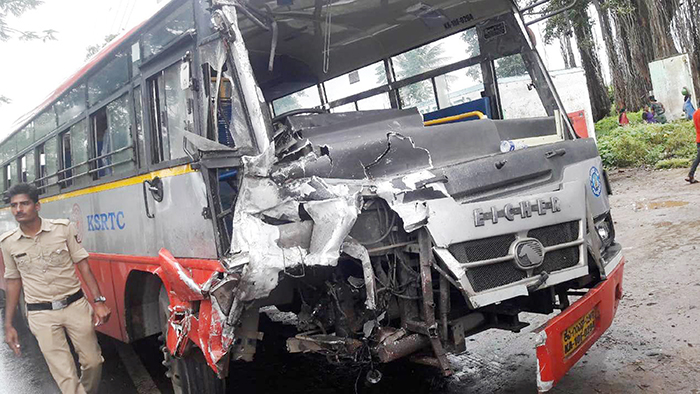 ಗುಂಡ್ಲುಪೇಟೆ: ಬಸ್ಸುಗಳ ಮುಖಾಮುಖಿ ಢಿಕ್ಕಿ; 31 ಮಂದಿಗೆ ಗಾಯ