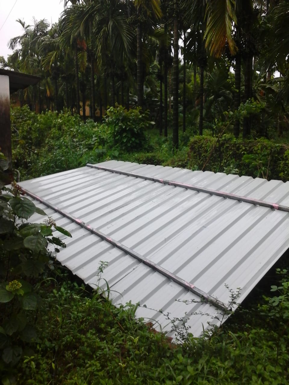 ಮೂಡುಮಾರ್ನಾಡು; ಗಾಳಿಮಳೆಗೆ ಹಾರಿದ ಸರ್ಕಾರಿ ಹಿರಿಯ ಪ್ರಾಥಮಿಕ ಶಾಲೆಯ ಶೌಚಗೃಹದ ಮೇಲ್ಛಾವಣಿ