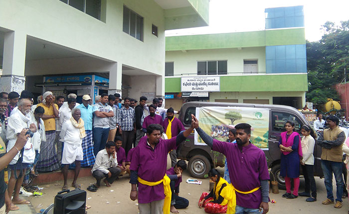 ಹನೂರು: ಹಸಿರು ಕರ್ನಾಟಕ ಆಂದೋಲನದ ಜಾಗೃತಿಗಾಗಿ ಬೀದಿ ನಾಟಕ