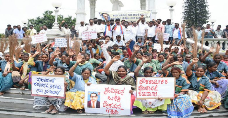 ಮೈಸೂರು: ಸಂವಿಧಾನ ಸುಟ್ಟ ದೇಶದ್ರೋಹಿಗಳ ಬಂಧನಕ್ಕೆ ಒತ್ತಾಯಿಸಿ ಪ್ರತಿಭಟನೆ