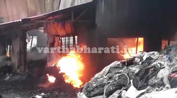 ಹಾಸನ: ಪ್ಲಾಸ್ಟಿಕ್ ಕಾರ್ಖಾನೆಗೆ ಆಕಸ್ಮಿಕ ಬೆಂಕಿ; ಕೋಟ್ಯಾಂತರ ರೂ. ನಷ್ಟ