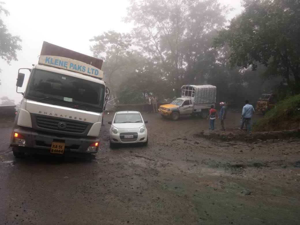 ಚಾರ್ಮಾಡಿಘಾಟಿಯಲ್ಲಿ ಘನ ವಾಹನಗಳಿಂದ ಸಮಸ್ಯೆ