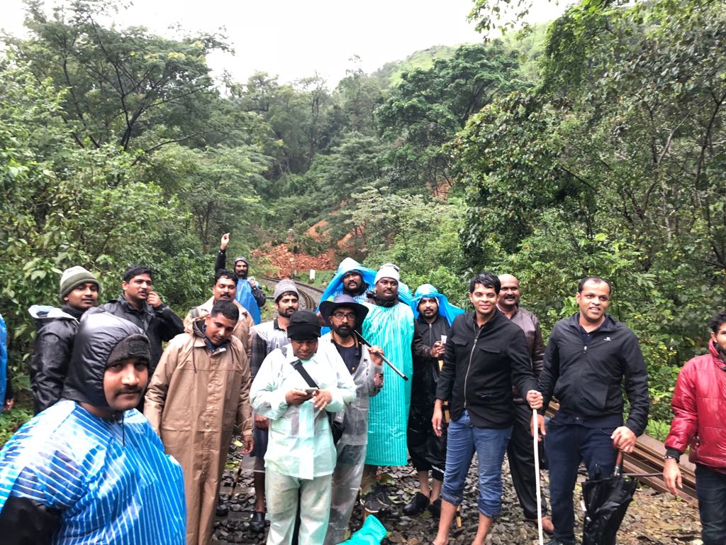 ಸಕಲೇಶಪುರ: ಗುಡ್ಡ ಕುಸಿದು ಅಪಾಯದಲ್ಲಿದ್ದ ರೈಲ್ವೆ ಇಲಾಖೆಯ 12 ಸಿಬ್ಬಂದಿಗಳ ರಕ್ಷಣೆ