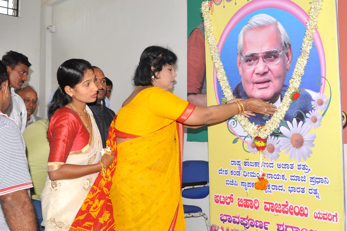 ಚಿಕ್ಕಮಗಳೂರು: ಜಿಲ್ಲಾ ಬಿಜೆಪಿಯಿಂದ ಅಗಲಿದ ಮಾಜಿ ಪ್ರಧಾನಿಗೆ ಶ್ರದ್ಧಾಂಜಲಿ