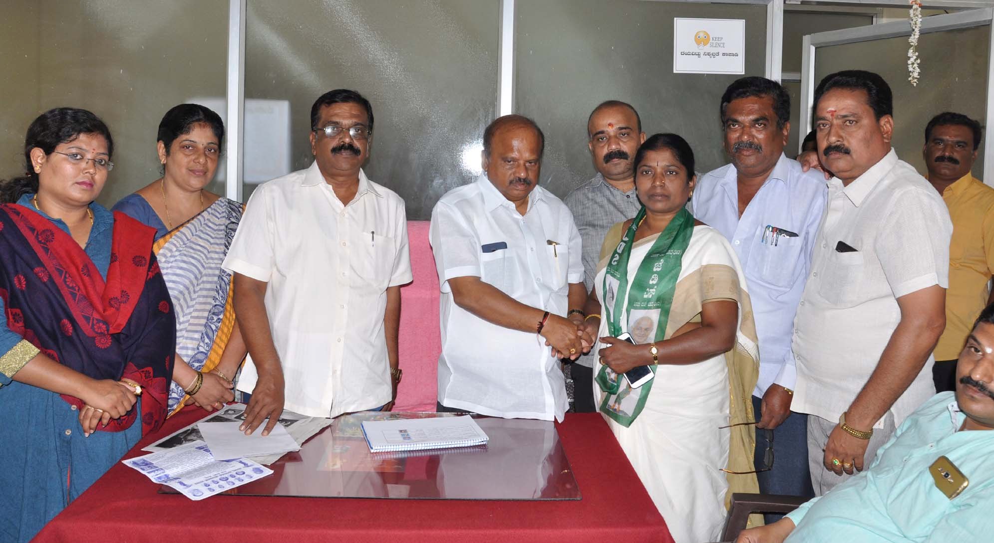 ಮಂಡ್ಯ: ನಗರಸಭೆ ಉಪಾಧ್ಯಕ್ಷೆ ಸುಜಾತಮಣಿ ಜೆಡಿಎಸ್ ಸೇರ್ಪಡೆ