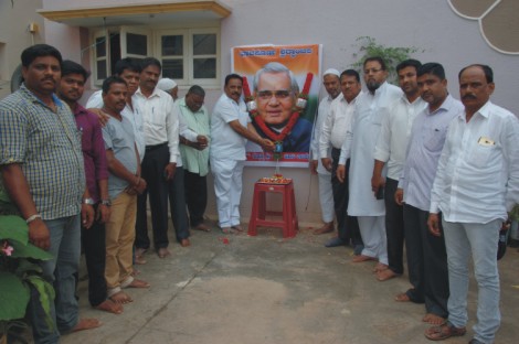 ದಾವಣಗೆರೆ: ಕಾಂಗ್ರೆಸ್ ಕಾರ್ಮಿಕ ವಿಭಾಗದಿಂದ ವಾಜಪೇಯಿಗೆ ಶ್ರದ್ದಾಂಜಲಿ