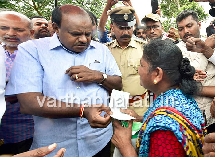 ನೆರೆ ಸಂತ್ರಸ್ತರಿಗೆ ಸಾಂತ್ವನ ಹೇಳಿದ ಮುಖ್ಯಮಂತ್ರಿ ಕುಮಾರಸ್ವಾಮಿ