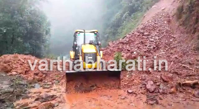 ಕುದುರೆಮುಖ-ಮಂಗಳೂರು ಹೆದ್ದಾರಿಯಲ್ಲಿ ಭೂ ಕುಸಿತ : ಬೆಳಗಿನಿಂದ ಸಂಜೆವರೆಗೂ ವಾಹನ ಸಂಚಾರ ಸ್ಥಗಿತ