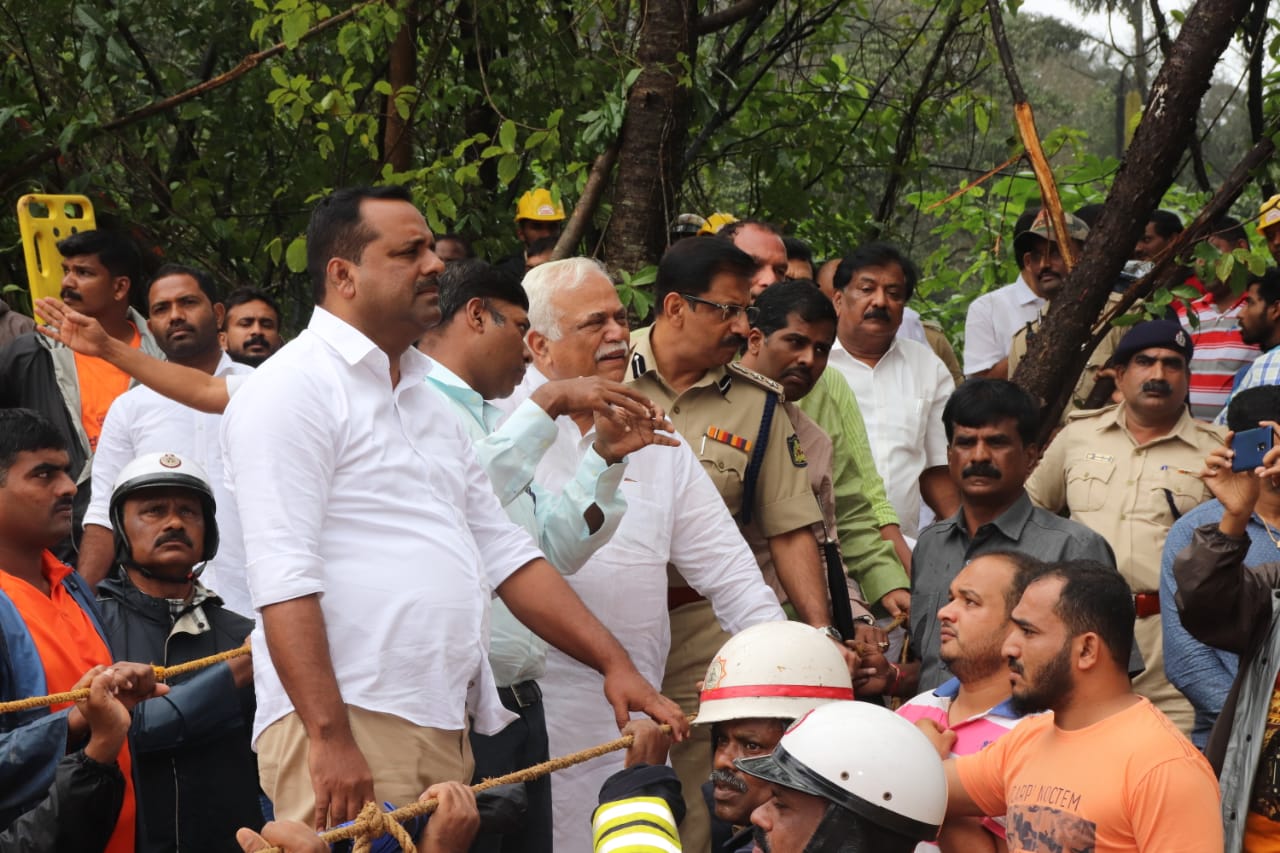 ಜೋಡುಪಾಲ, ಸಂತ್ರಸ್ತರ ಆಶ್ರಯ ಸ್ಥಳಗಳಿಗೆ ಕಂದಾಯ ಸಚಿವ ದೇಶಪಾಂಡೆ ಭೇಟಿ