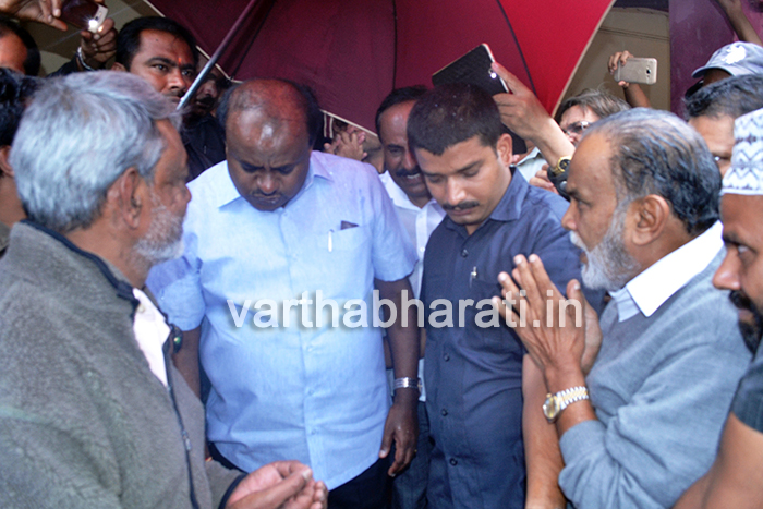 ಪುನರ್ವಸತಿ ಕೇಂದ್ರಗಳಲ್ಲಿ ಆಶ್ರಯ ಪಡೆದಿರುವ ಸಂತ್ರಸ್ಥರನ್ನು ಭೇಟಿಯಾದ ಸಿಎಂ ಕುಮಾರಸ್ವಾಮಿ