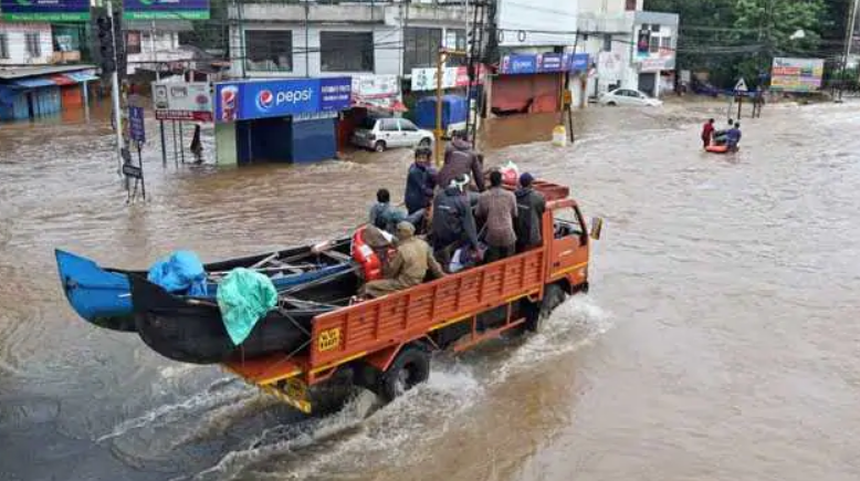 ನೆರೆಪೀಡಿತ ಪ್ರದೇಶದಲ್ಲಿ ಸಿಲುಕಿದ್ದ ನವಜಾತ ಶಿಶುವಿನ ರಕ್ಷಣೆ