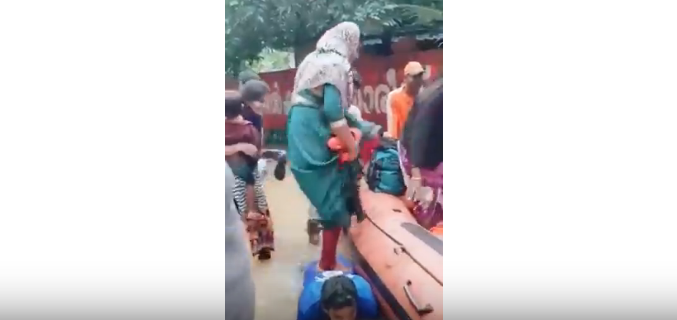ಕೇರಳ: ಪ್ರವಾಹದಲ್ಲಿ ಸಿಲುಕಿದ್ದ ಮಹಿಳೆಯರು ಬೋಟ್ ಹತ್ತಲು ಮೆಟ್ಟಿಲಾದ ಜೈಸಲ್