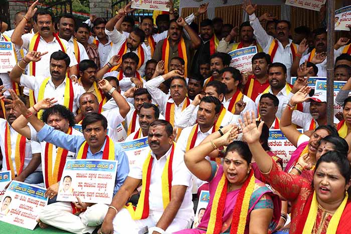 ಬೆಂಗಳೂರು: ನಂಜುಂಡಪ್ಪ ವರದಿ ಅನುಷ್ಠಾನಕ್ಕೆ ಆಗ್ರಹಿಸಿ ಕರವೇ ಧರಣಿ