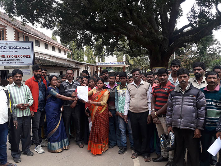 ಮುಳುವಾರೆ: ದಲಿತರ ನಡುವಿನ ನಿವೇಶನ ಜಾಗ ವಿವಾದ; ಸ್ಥಳೀಯರಿಗೆ ನಿವೇಶನ ಕಲ್ಪಿಸಲು ಒತ್ತಾಯಿಸಿ ಡಿಸಿಗೆ ಮನವಿ