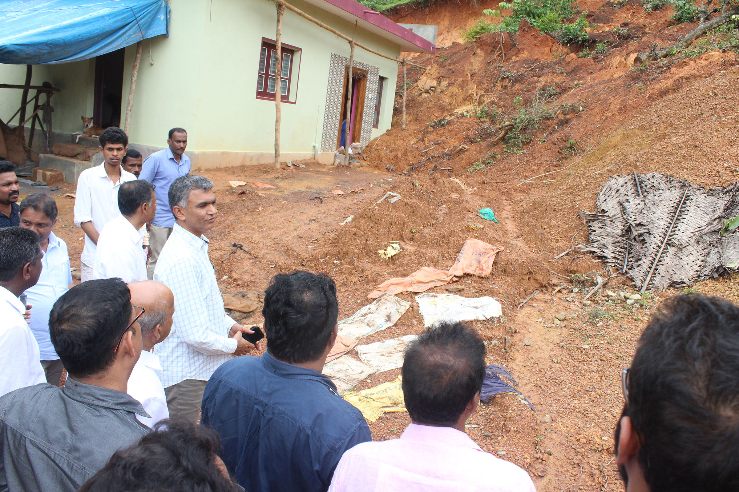 ತೆಂಕೊಡಿಗೆ ಗುಡ್ಡ ಕುಸಿದ ಪ್ರದೇಶಕ್ಕೆ ಸಚಿವ ಕೃಷ್ಣ ಬೈರೇಗೌಡ ಭೇಟಿ