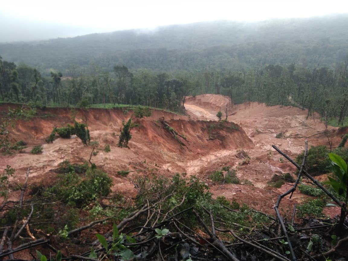 ಹಾಸನ: ಅಜ್ಜನಹಳ್ಳಿಯಲ್ಲಿ ಭಾರೀ ಪ್ರಮಾಣದ ಭೂ ಕುಸಿತ; ಶಿರಾಡಿ ಘಾಟ್ ಬಂದ್