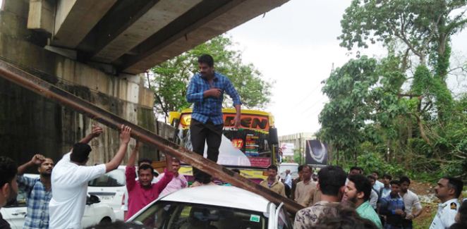 ಚಲಿಸುತ್ತಿದ್ದ ಕಾರಿನ ಮೇಲೆ ರಾಡ್ ಬಿದ್ದು ಹಾನಿ