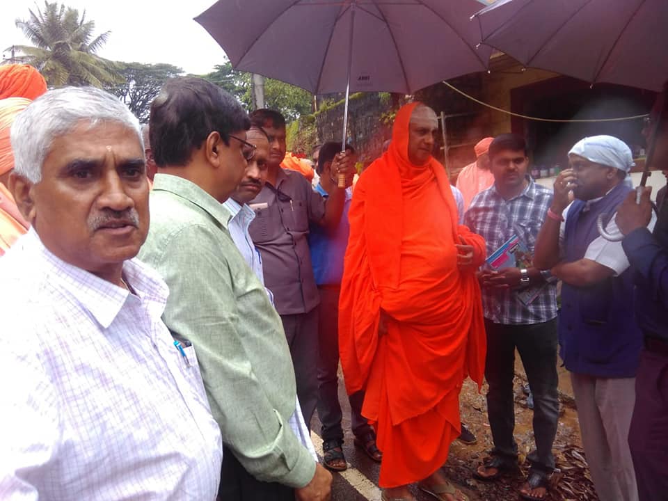 ಕೊಡಗಿನ ನಿರಾಶ್ರಿತರಿಗೆ ಮನೆ, ಶಿಕ್ಷಣ ನೀಡಲು ಸಿದ್ಧ : ಶ್ರೀಶಿವರಾತ್ರಿ ದೇಶಿಕೇಂದ್ರ ಸ್ವಾಮೀಜಿ