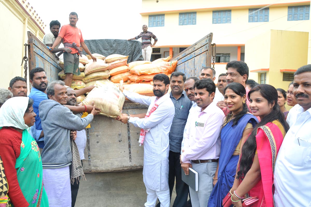 ಚಿಕ್ಕಮಗಳೂರು: ಶಾಸಕರಿಂದ ಉಚಿತ ರಸಗೊಬ್ಬರ ವಿತರಣೆ