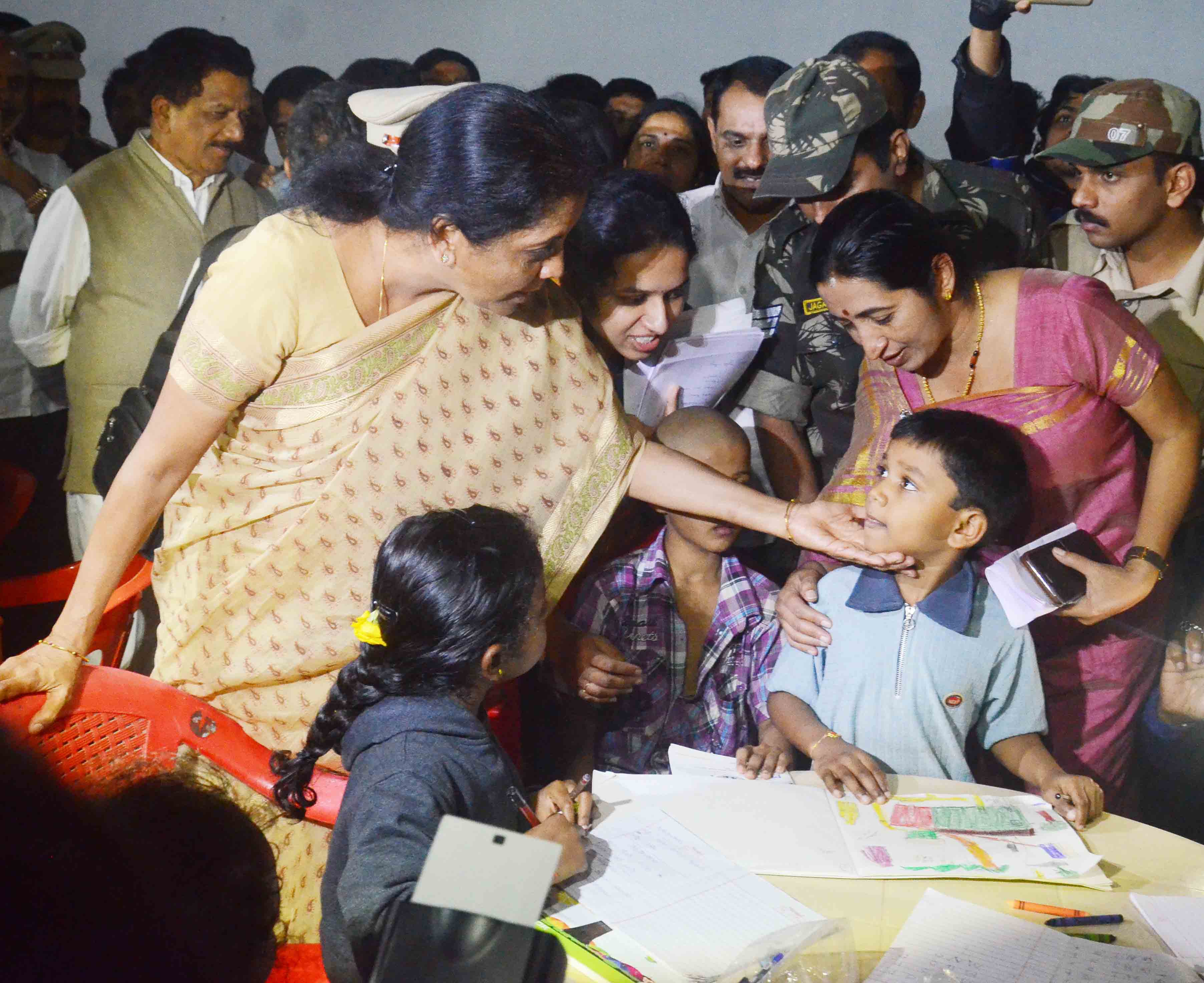 ಡಿಪಿಎಸ್‍ಯುನಿಂದ ಕೊಡಗಿಗೆ 7 ಕೋಟಿ ರೂ. ನೆರವು: ರಕ್ಷಣಾ ಸಚಿವೆ ನಿರ್ಮಲಾ ಸೀತಾರಾಮನ್ ಭರವಸೆ