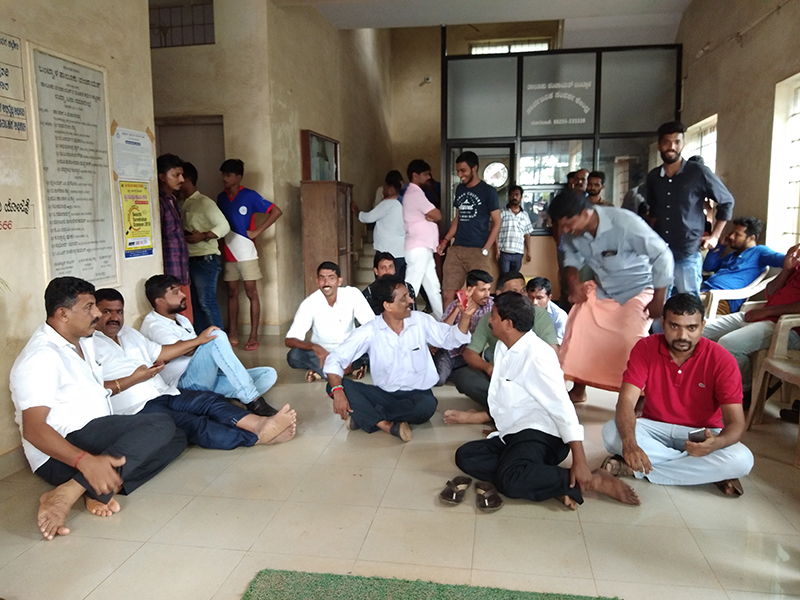 ಚಾಲಕನೋರ್ವರ ವರ್ಗಾವಣೆ ಆದೇಶ ರದ್ದು: ಶಾಸಕರಿಂದ ಧರಣಿ