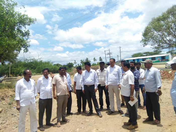 ಹನೂರು: ಪ್ರಗತಿಯಲ್ಲಿರುವ ತಟ್ಟೆಹಳ್ಳದ ಕಾಮಗಾರಿ ಪರಿಶೀಲನೆ