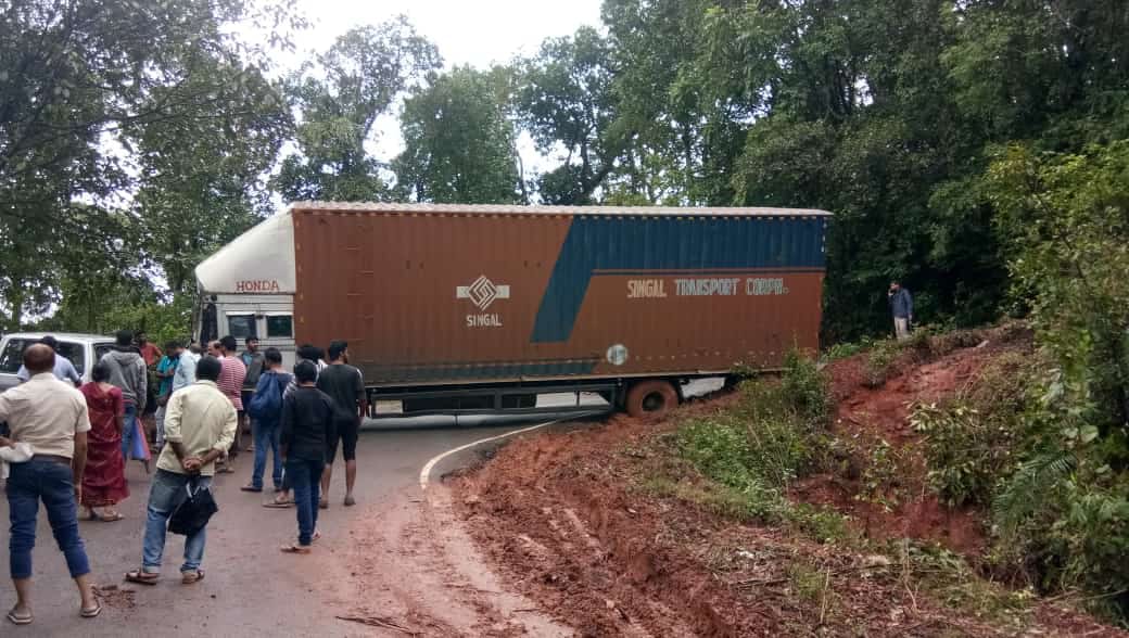 ಕುದುರೆಮುಖ: ಹೆದ್ದಾರಿ ಮಧ್ಯೆ ಅಡ್ಡಲಾಗಿ ನಿಂತ ಲಾರಿ; ರಸ್ತೆಯಲ್ಲಿ ಸಿಲುಕಿದ ನೂರಾರು ವಾಹನಗಳು