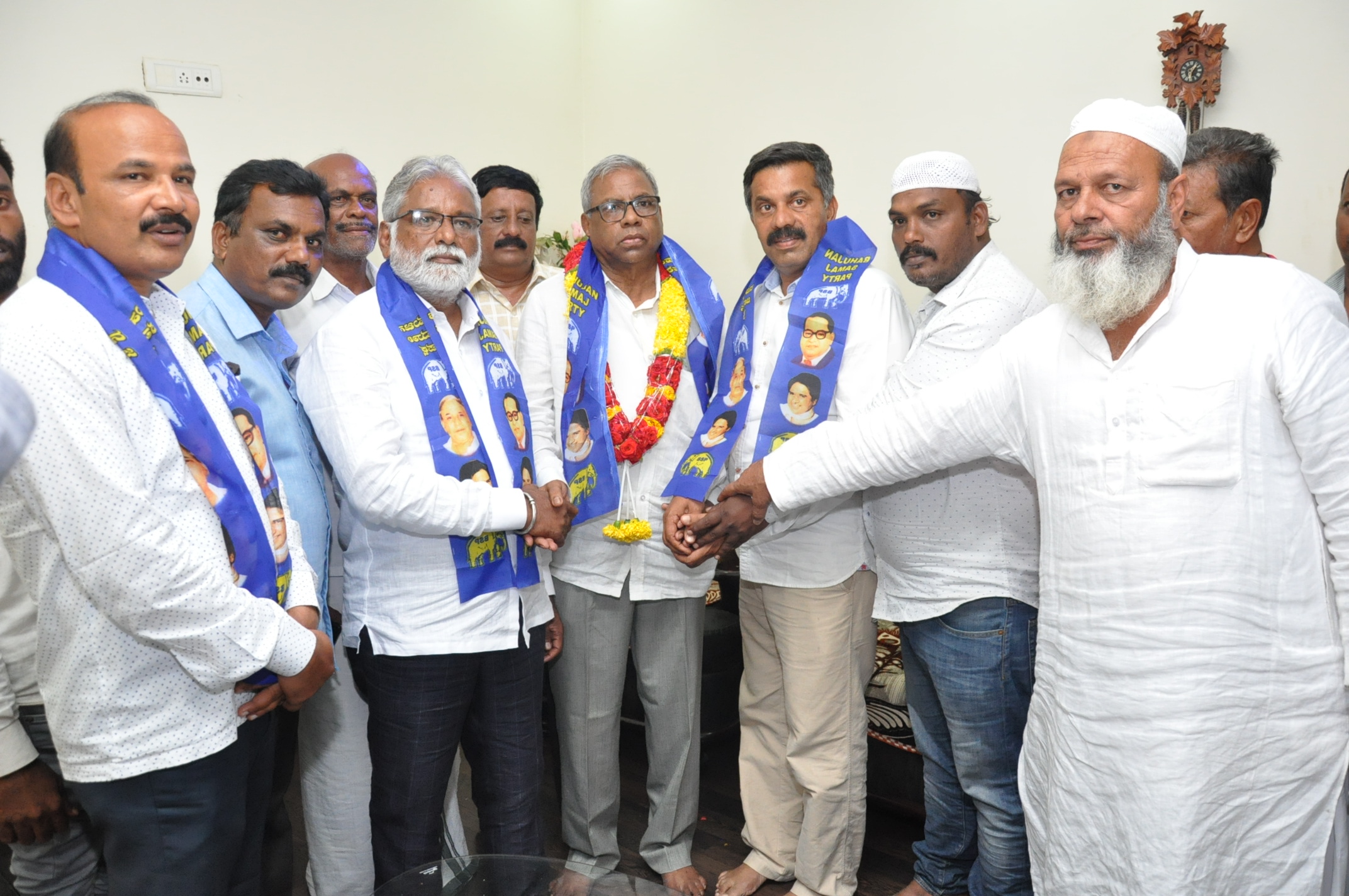 ಕೊಳ್ಳೇಗಾಲ: ಕಾಂಗ್ರೆಸ್ ತೊರೆದು ಬಿಎಸ್ಪಿ ಸೇರ್ಪಡೆ ಮುಖಂಡರು