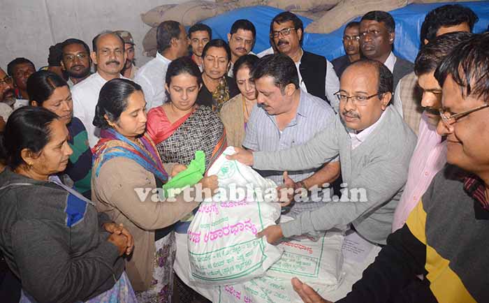 50 ಸಾವಿರ ಸಂತ್ರಸ್ತ ಕುಟುಂಬಗಳಿಗೆ ವಿಶೇಷ ಅನ್ನಭಾಗ್ಯ ‘ಆಹಾರ ಕಿಟ್’ ವಿತರಣೆಗೆ ಸಚಿವ ಝಮೀರ್ ಚಾಲನೆ