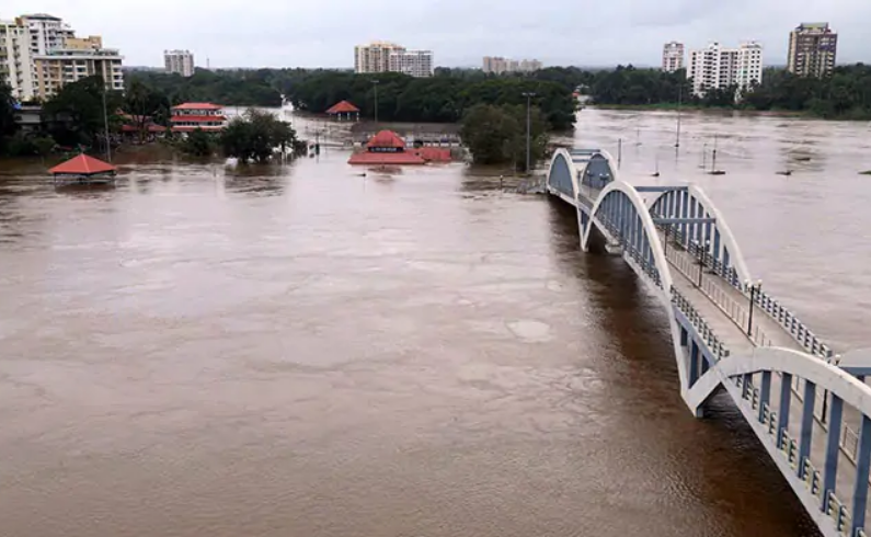 ಕೇರಳದಲ್ಲಿ ಶತಮಾನದ ಮಳೆಯ ಬಳಿಕ ಊಹಾತೀತ ಅಪಾಯಗಳ ಬಗ್ಗೆ ಎಚ್ಚರಿಕೆ